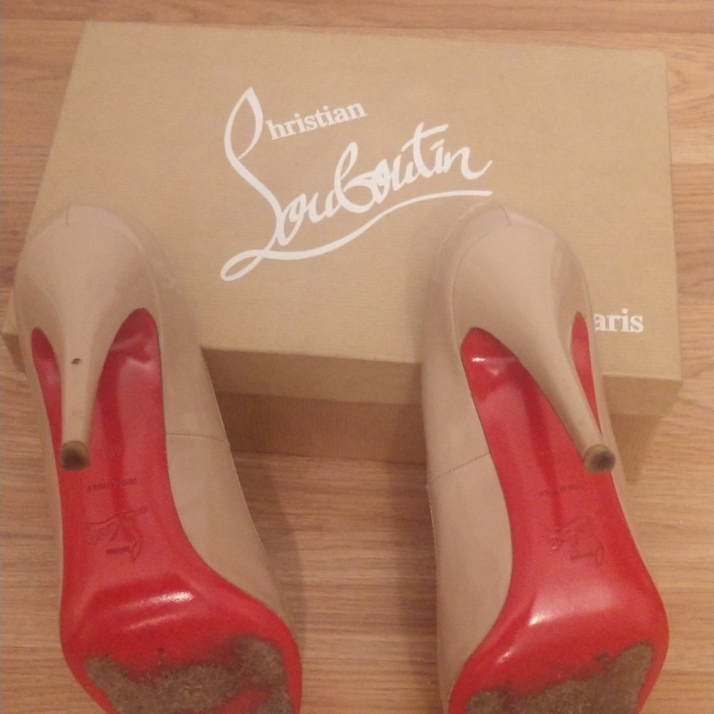 Christian Louboutin Patent Tan heels - Picture 3 of 3